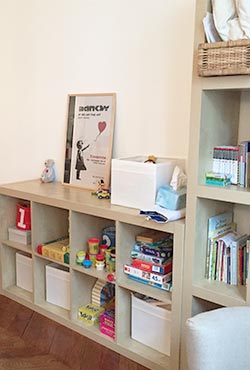 Livres pour enfants sur une étagère Livres pour enfants sur une étagère